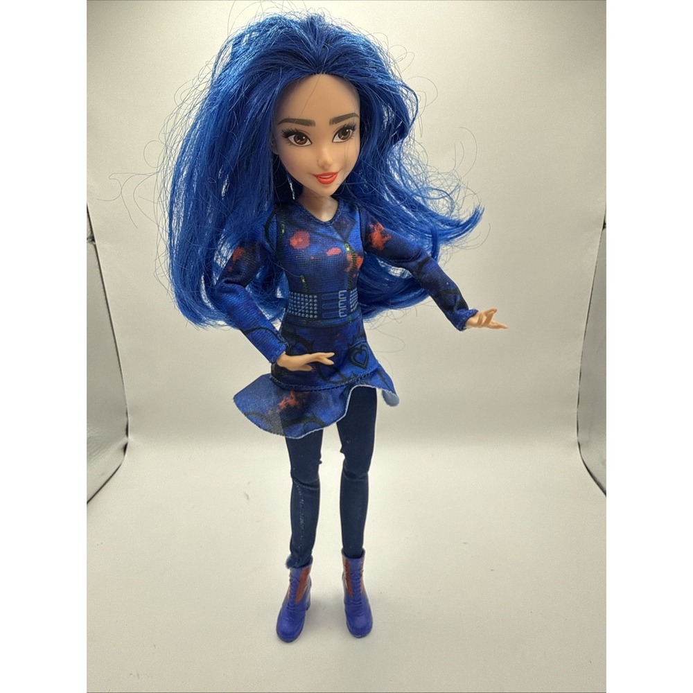 Disney Descendants 3 Isle Of The Lost EVIE Doll Hasbro w/ Outfit & Shoes 2014
